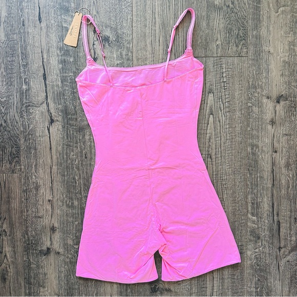 NWT Skims Fits Everybody Bubblegum Pink Onesie Medium - Picture 2 of 4